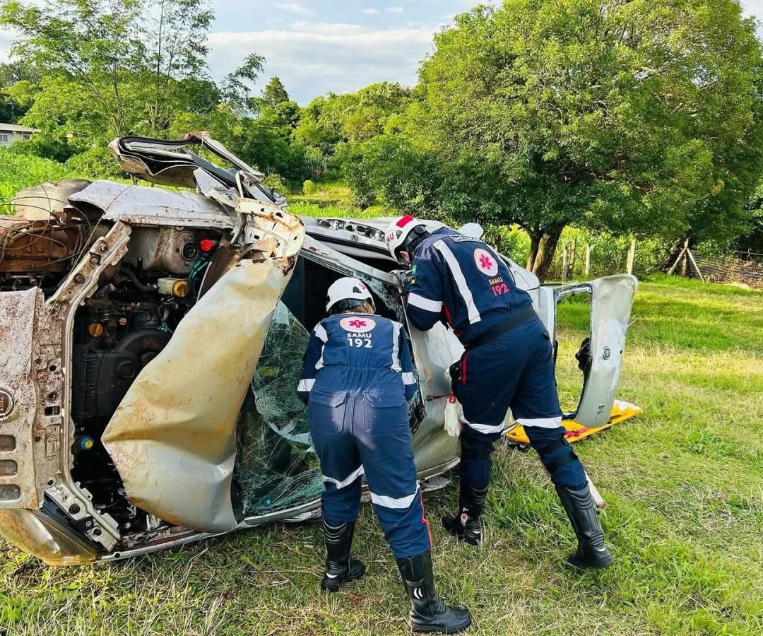 Jovem de 23 anos sofre capotamento múltiplo na PR-281 em Santa Izabel do Oeste