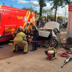 carro atinge árvore e veículo parado, casal fica ferido