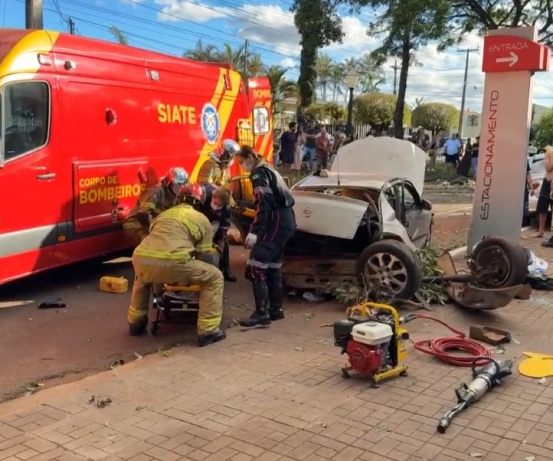 carro atinge árvore e veículo parado, casal fica ferido