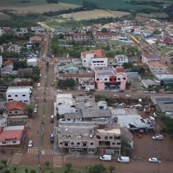 Estado propõe lei com auxílio de R$ 50 mil por família para agilizar ajuda a cidades atingidas por tornado