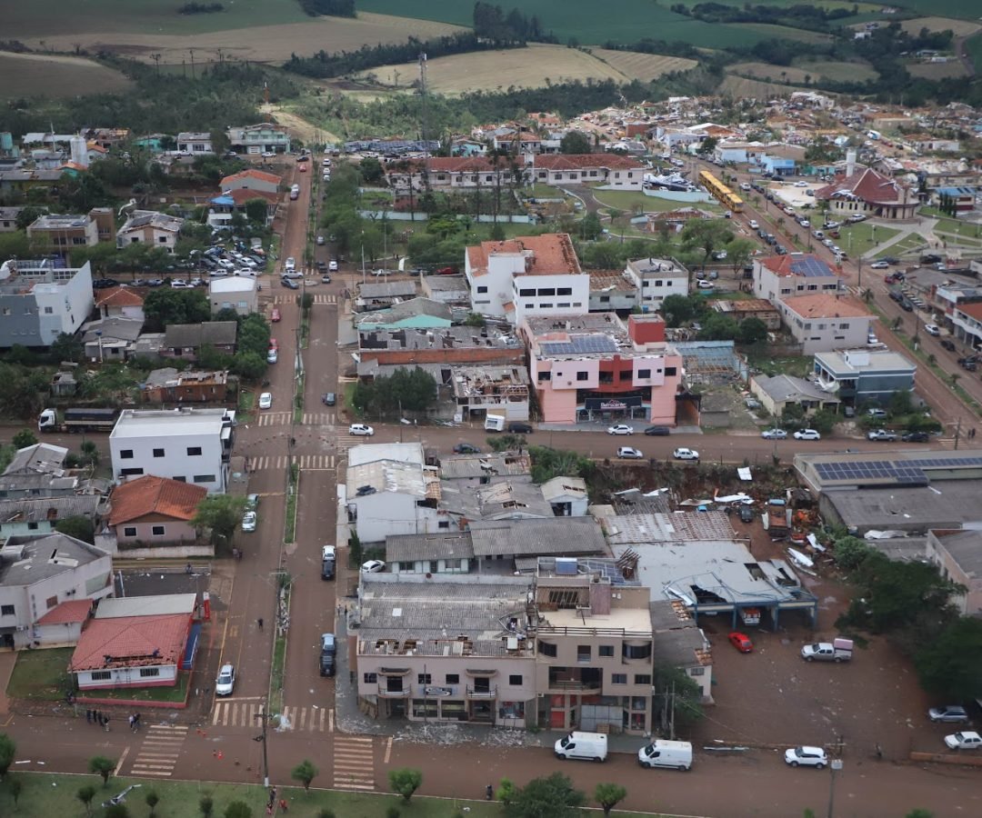 Estado propõe lei com auxílio de R$ 50 mil por família para agilizar ajuda a cidades atingidas por tornado