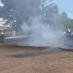 Carro em chamas mobiliza equipes no trevo do Ceasa, em Cascavel