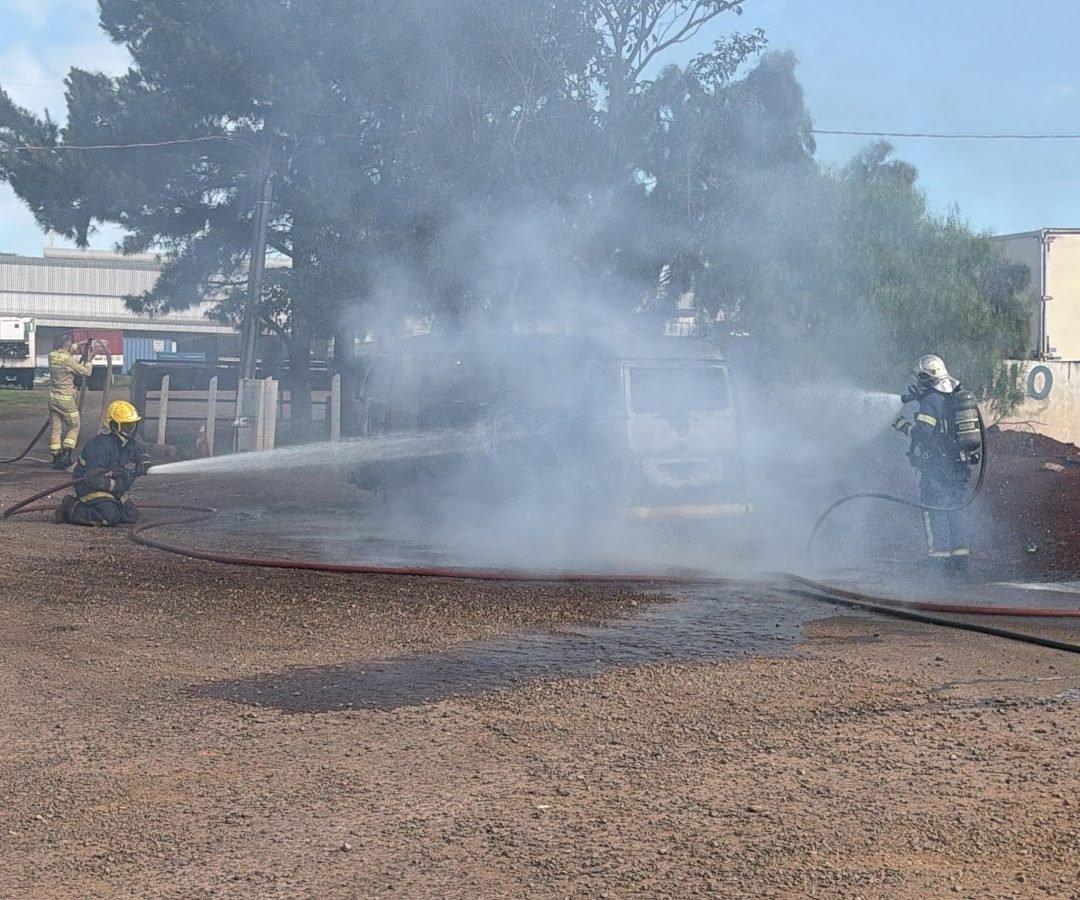 Carro em chamas mobiliza equipes no trevo do Ceasa, em Cascavel