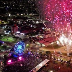 Prefeitura entrega noite mágica com shows, fogos, luzes e chegada do Papai Noel