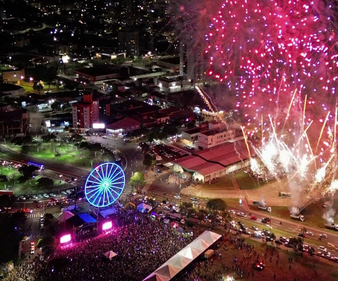 Prefeitura entrega noite mágica com shows, fogos, luzes e chegada do Papai Noel