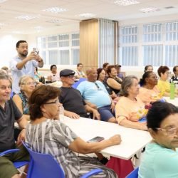 Mais de 100 idosos participam de workshops sobre letramento em inteligência artificial 