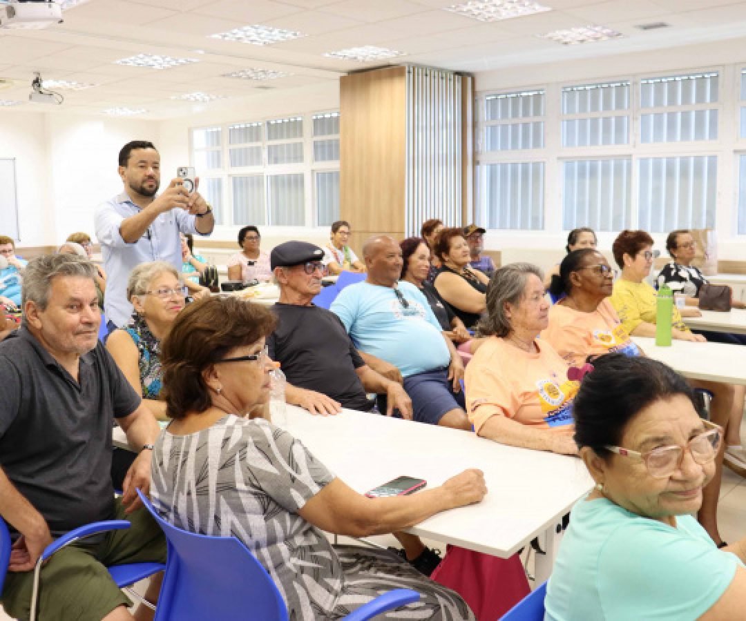 Mais de 100 idosos participam de workshops sobre letramento em inteligência artificial 