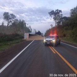 Tombamento de caminhão mercedes-benz espalha carga de malte na PR-170 em Guarapuava