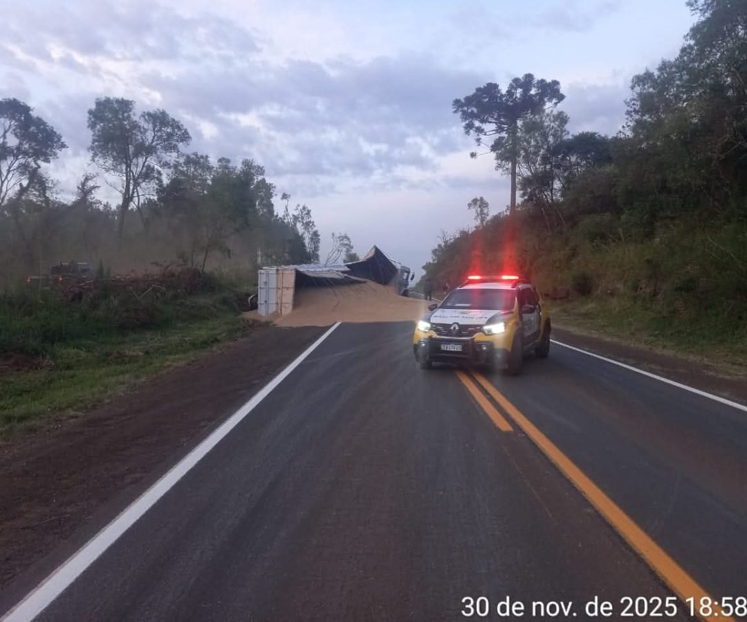 Tombamento de caminhão mercedes-benz espalha carga de malte na PR-170 em Guarapuava