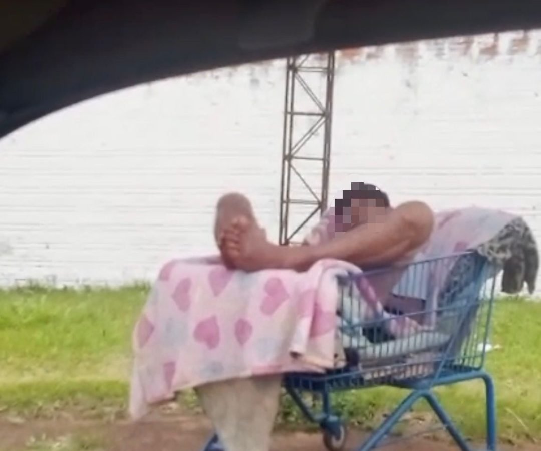 Homem é flagrado tirando cochilo dentro de carrinho de supermercado em Cascavel