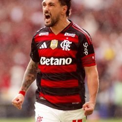 Flamengo vence no Maracanã e empata em número de pontos com Palmeiras