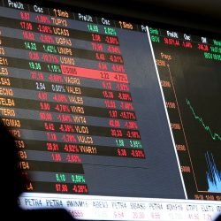 Bolsa volta a bater recorde e dólar cai para R$ 5,36