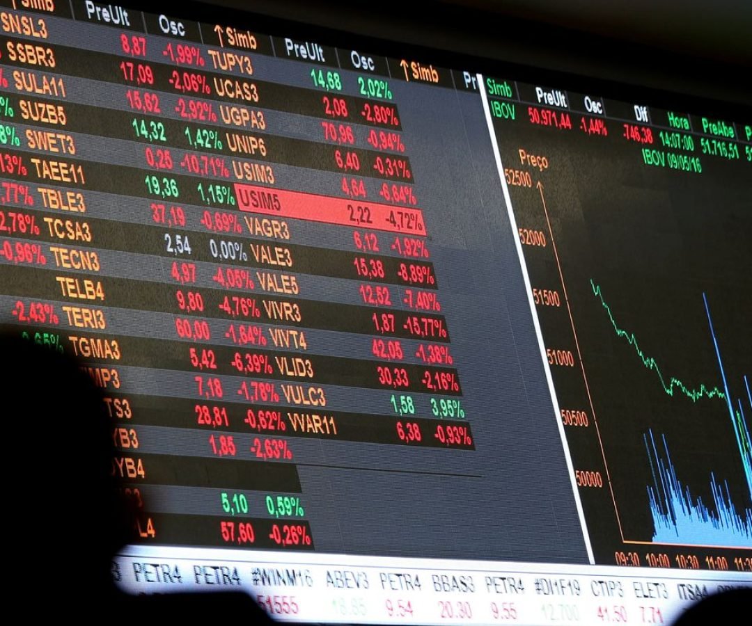 Bolsa volta a bater recorde e dólar cai para R$ 5,36