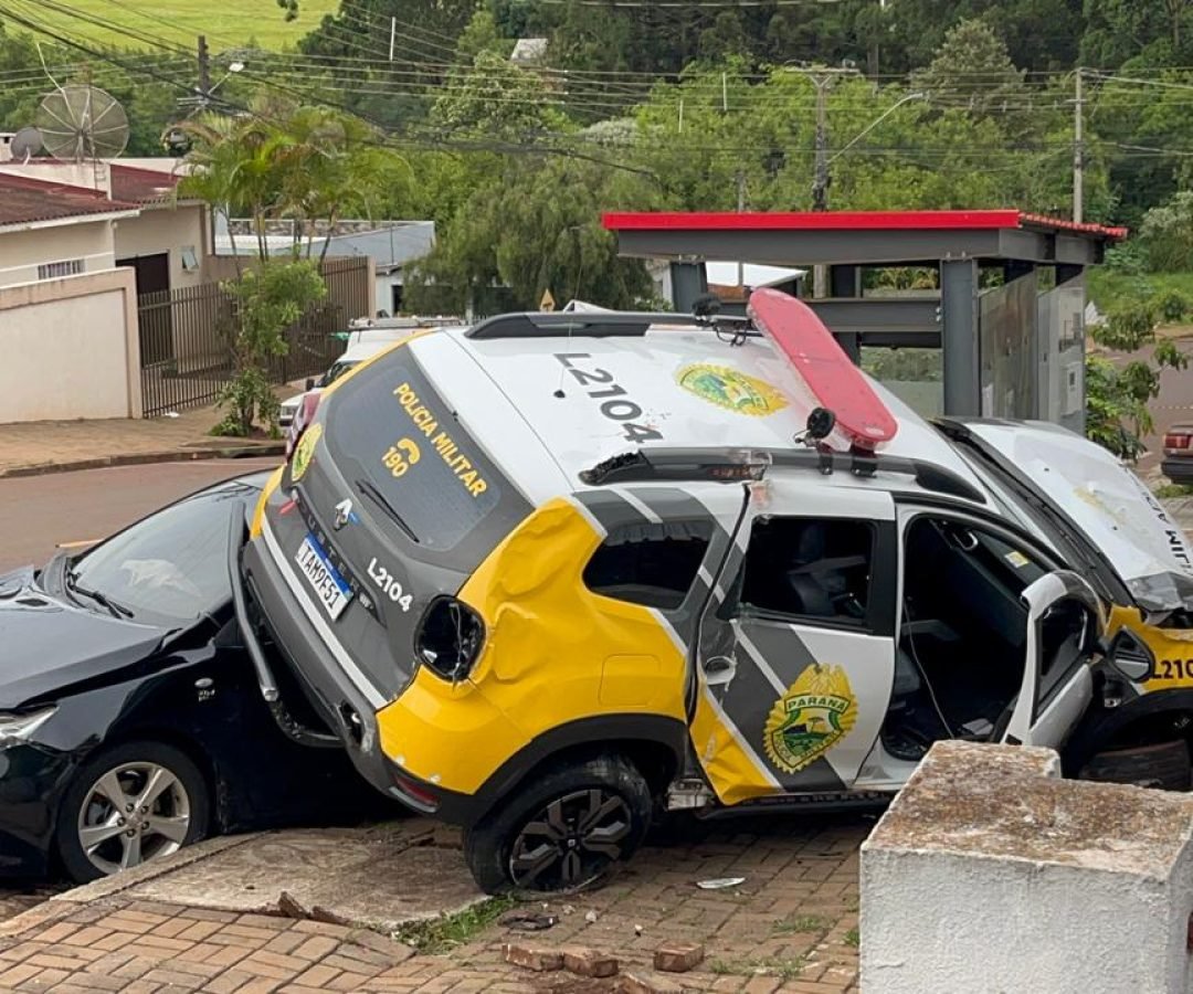 Segundo PM, Corolla atravessou preferencial em acidente com viatura no Tarumã