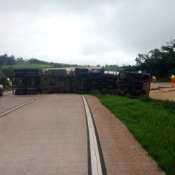 Caminhão tomba na BR-163 em Lindoeste e deixa trânsito lento nos dois sentidos