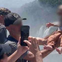 Homem coloca bebê em risco para fazer foto nas Cataratas do Iguaçu - catve.com