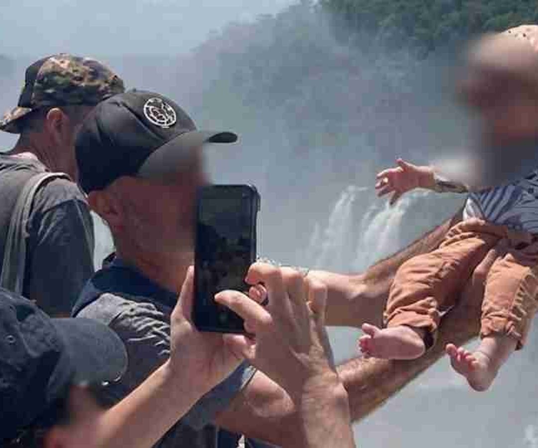 Homem coloca bebê em risco para fazer foto nas Cataratas do Iguaçu - catve.com