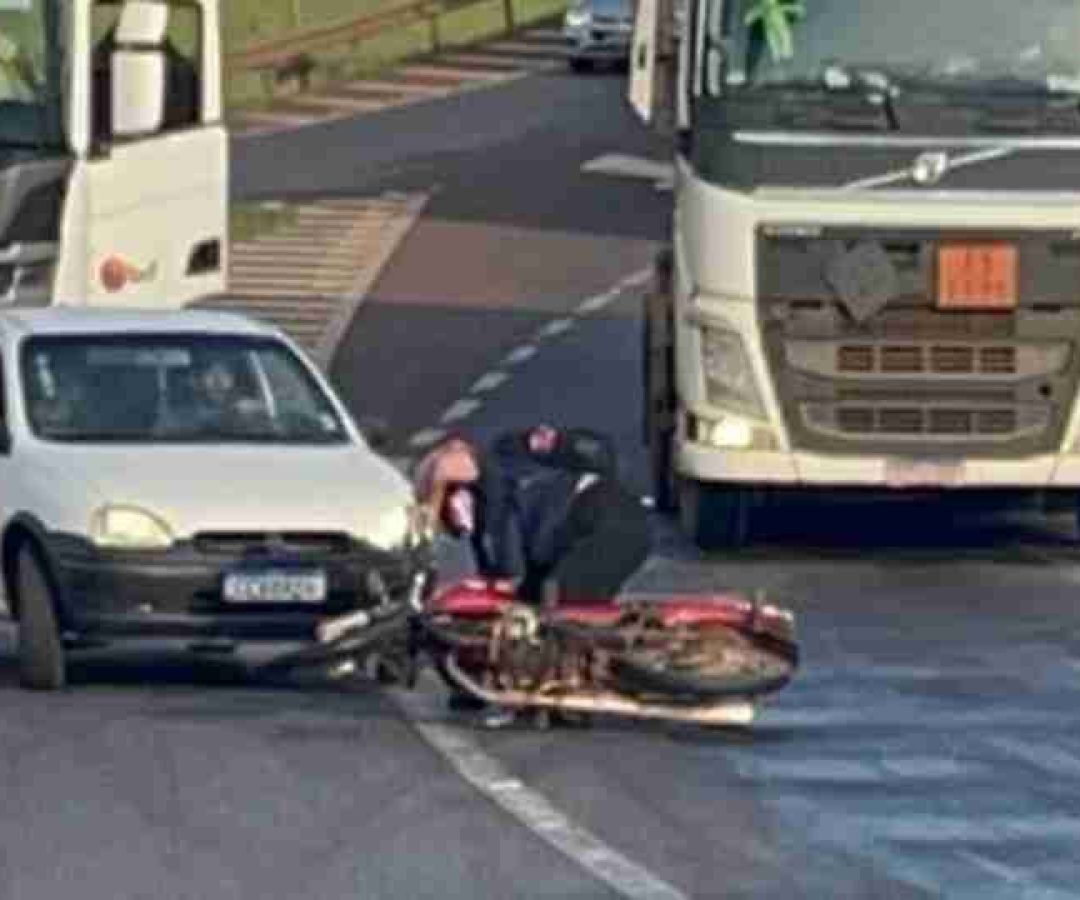 Vazamento de óleo no Trevo Cataratas causa acidentes - catve.com