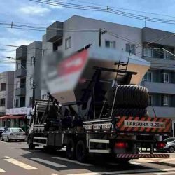 Caminhão enrosca em fios e deixa moradores sem energia e internet no Universitário - catve.com