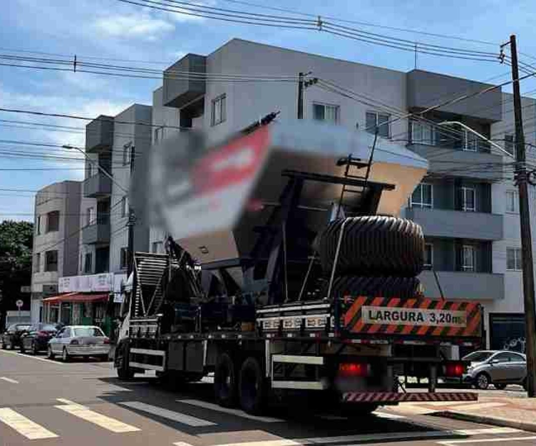 Caminhão enrosca em fios e deixa moradores sem energia e internet no Universitário - catve.com