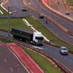 Acidente entre caminhão e caminhonete é flagrado no Trevo Cataratas - catve.com