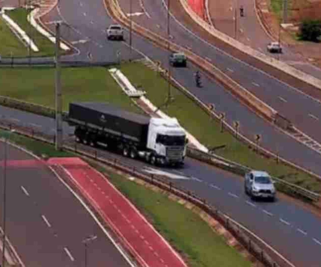 Acidente entre caminhão e caminhonete é flagrado no Trevo Cataratas - catve.com