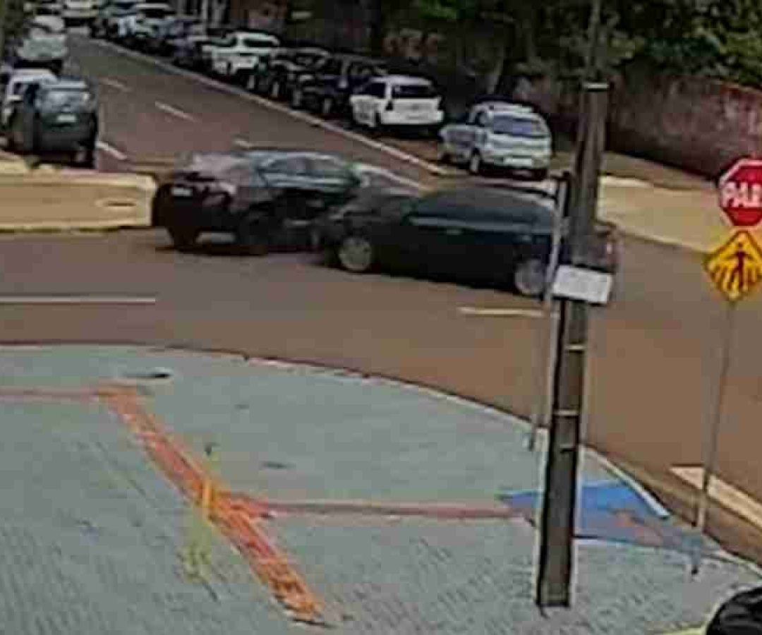 Batida em cruzamento do Centro de Cascavel é flagrada por câmera de segurança - catve.com