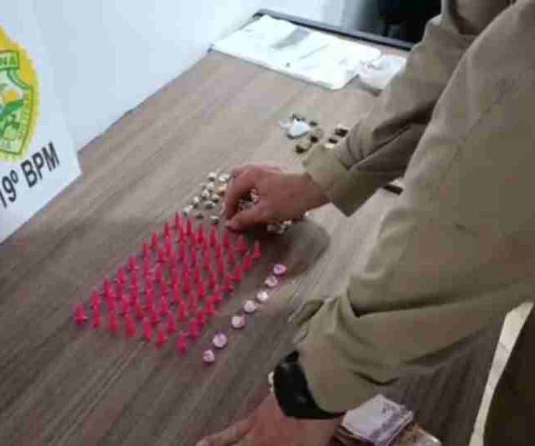 ROTAM fecha ponto de tráfico, apreende drogas e detém dois adultos e um adolescente em Toledo - catve.com