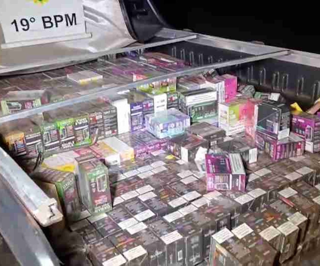 Motorista abandona veículo com 3 mil cigarros eletrônicos após fuga na BR-163 - catve.com