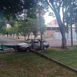 Carro derruba poste e danifica banco no bairro Tropical - catve.com
