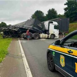 Caminhão invade pista contrária e interdita a BR-116 em Campina Grande do Sul - catve.com
