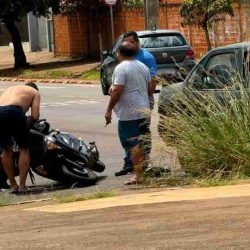 Veja: jovem cai de motocicleta no Bairro Esmeralda - catve.com