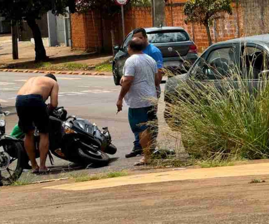 Veja: jovem cai de motocicleta no Bairro Esmeralda - catve.com