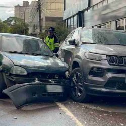Motorista é presa por embriaguez após bater em carro estacionado no Centro em Cascavel - catve.com