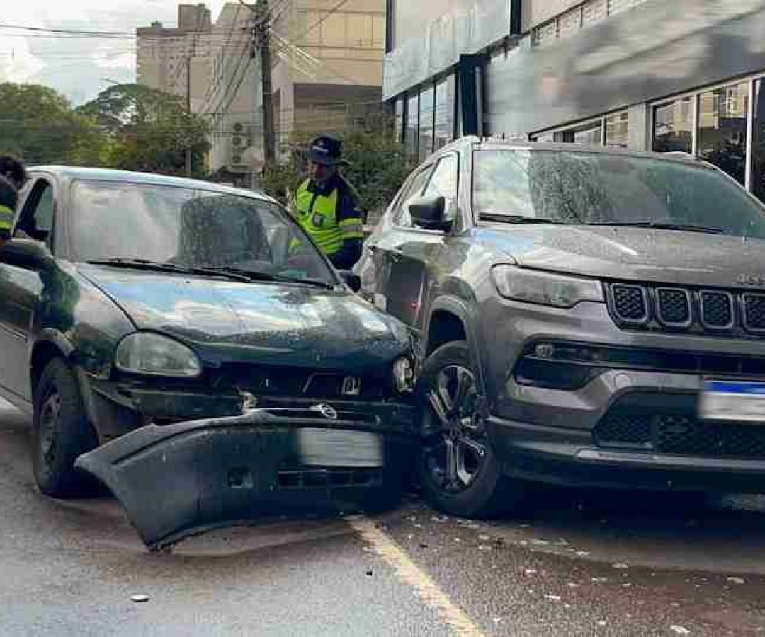 Motorista é presa por embriaguez após bater em carro estacionado no Centro em Cascavel - catve.com