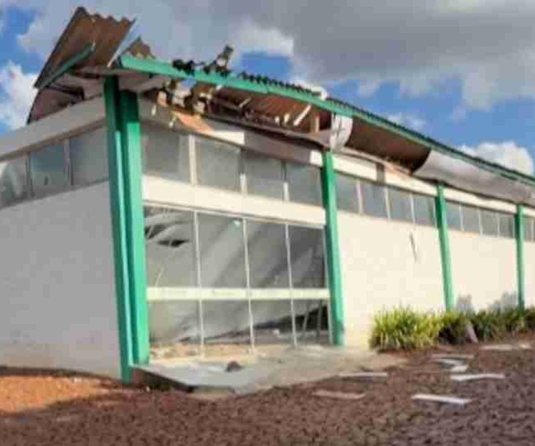 Telhado de associação desaba em Realeza, no Sudoeste do Paraná - catve.com