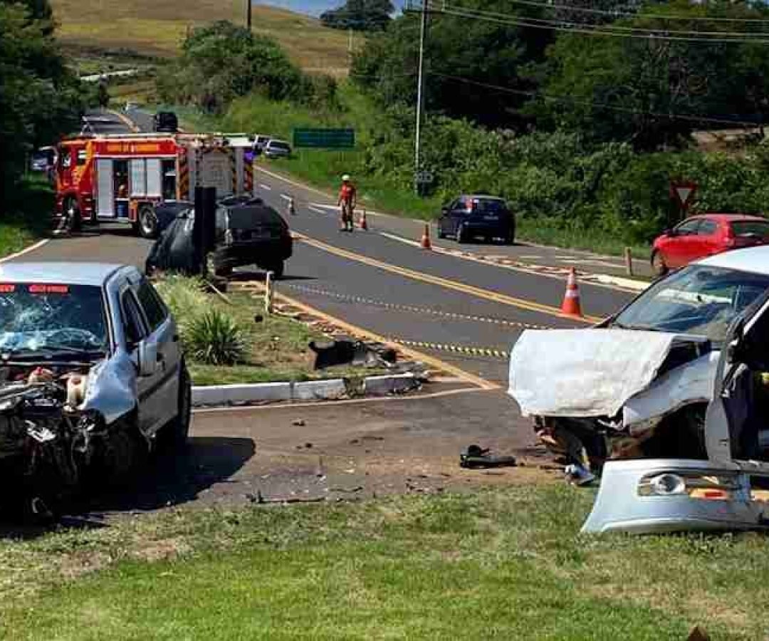 Duas mortes e três feridos em grave acidente na PR-158 - catve.com