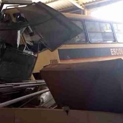 Ônibus escolar invade empresa em Medianeira; vídeo - catve.com