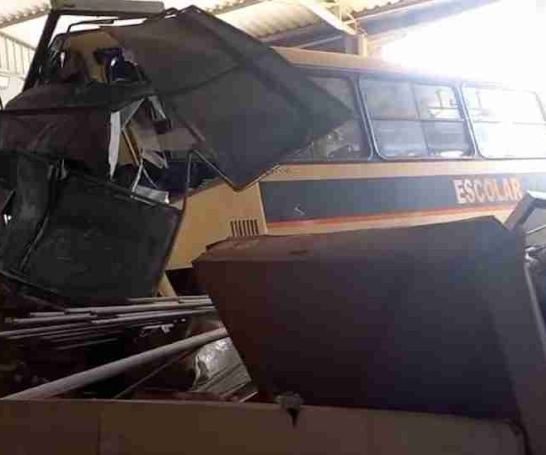 Ônibus escolar invade empresa em Medianeira; vídeo - catve.com