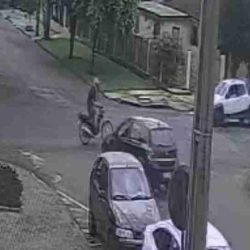 Câmera flagra batida entre carro e moto no Centro de Cascavel; motociclista fica ferido - catve.com