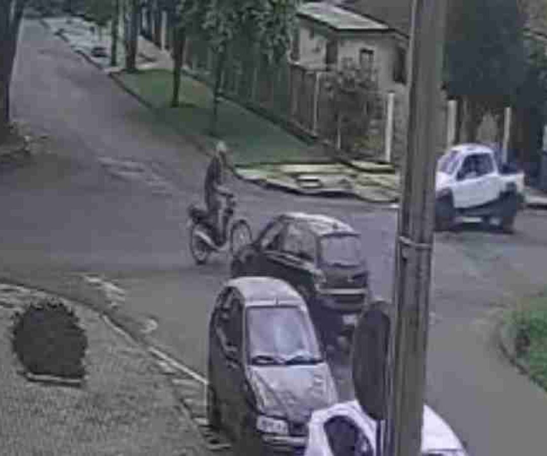 Câmera flagra batida entre carro e moto no Centro de Cascavel; motociclista fica ferido - catve.com