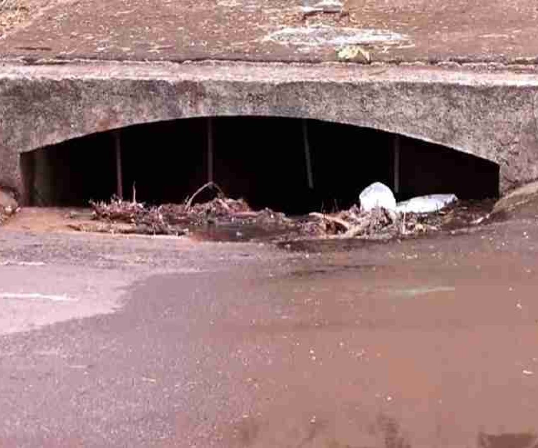 Entupimento provoca vazamento de esgoto no Bairro Country - catve.com