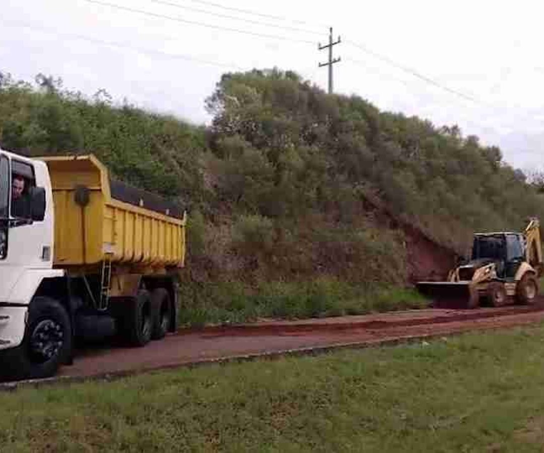 Equipes trabalham na trincheira da BR-163 com a Avenida Maripá, em Toledo - catve.com