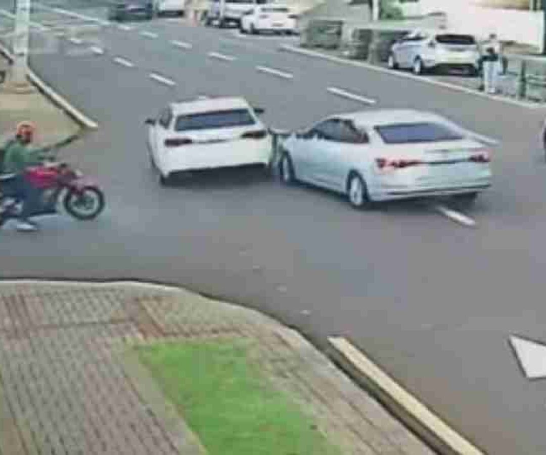 Vídeo: motorista tenta conversão e atinge outro carro em Cascavel - catve.com