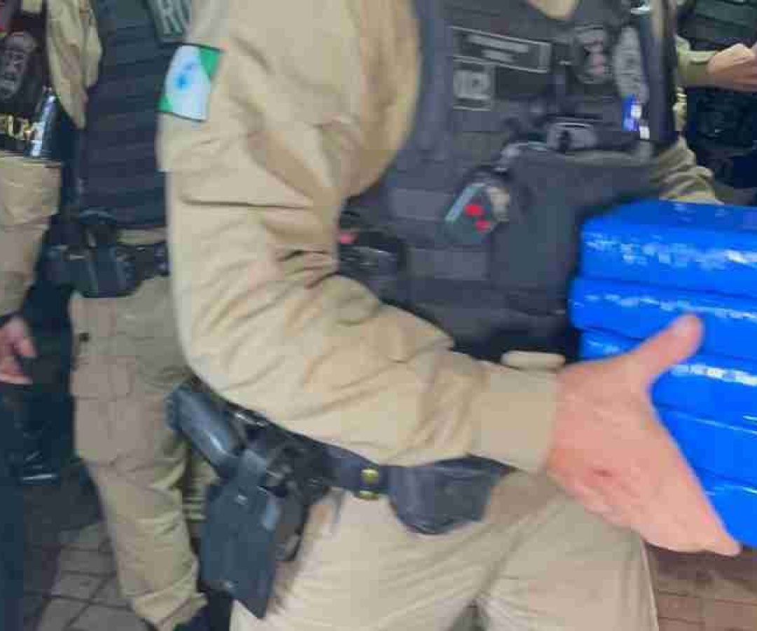 Carreta é abordada na BR-163 e polícia apreende 10 kg de cocaína em mochila na cabine - catve.com