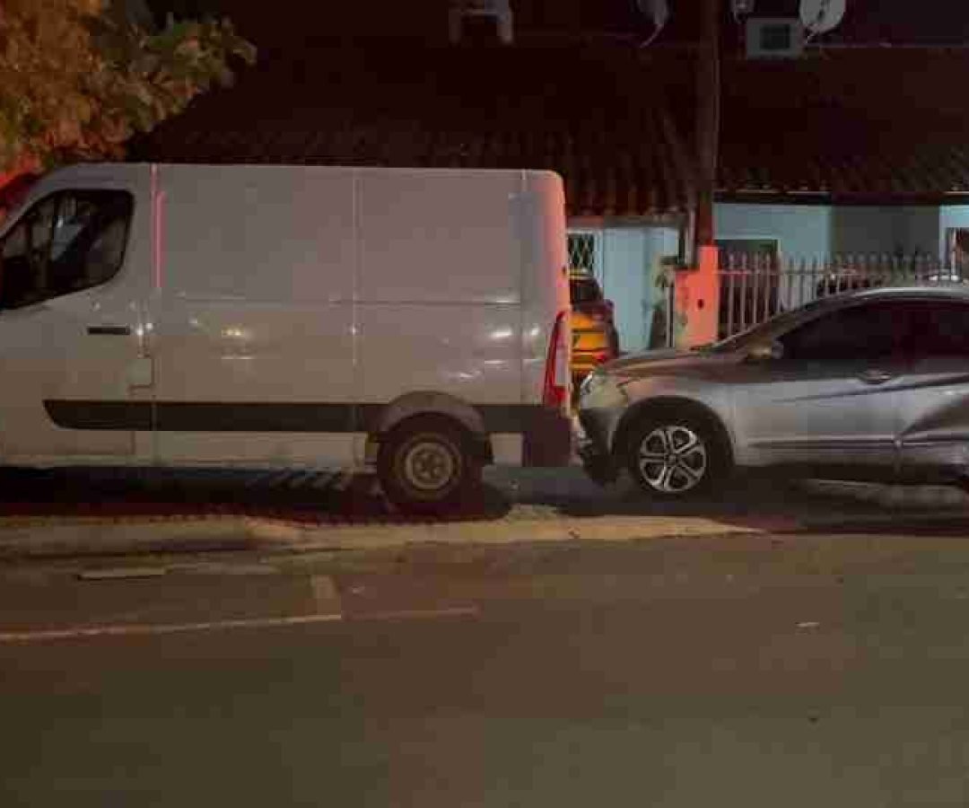 Batida em sequência entre carros estacionados deixa homem ferido no Parque Verde - catve.com