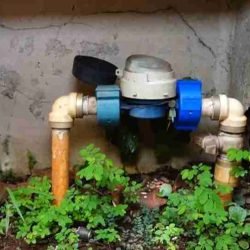 Família denuncia corte de água após pagamento e buraco aberto em calçada - catve.com