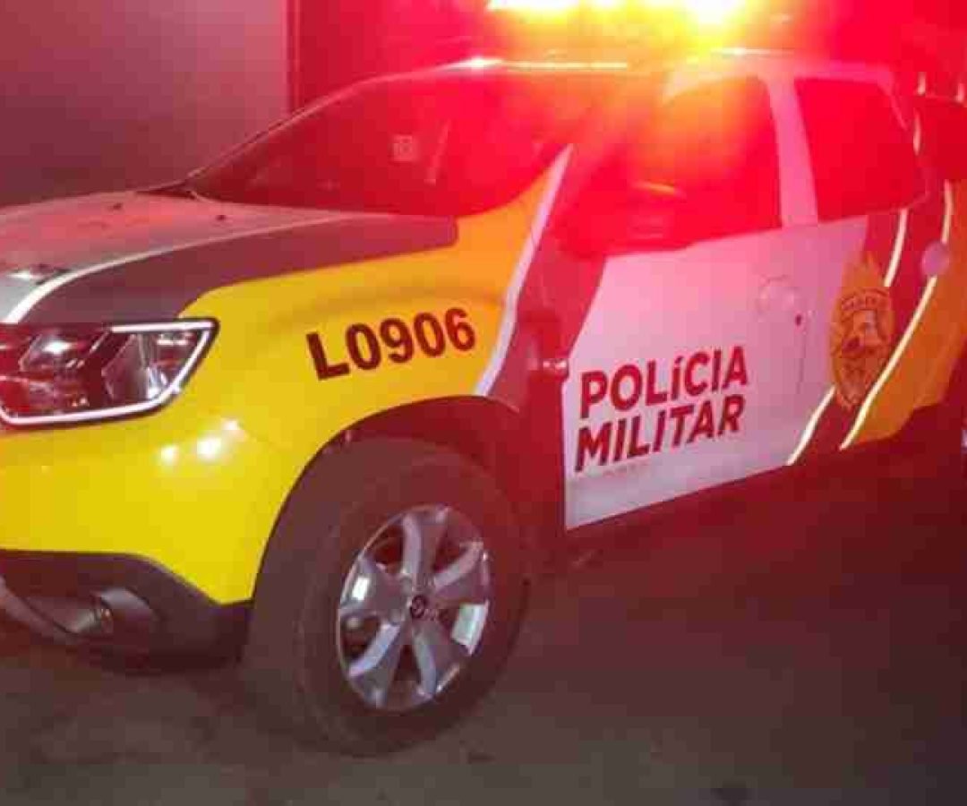 Após tapa na esposa, homem incendeia sofá e tenta invadir quarto das filhas com faca na mão - catve.com