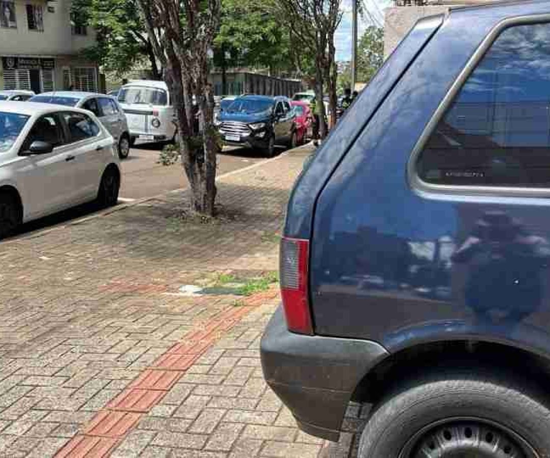 Três carros batem no Centro de Cascavel - catve.com
