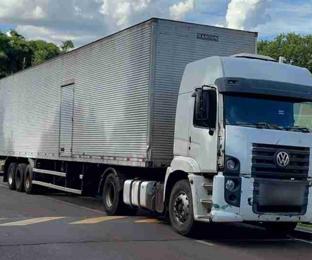 Carreta com placas clonadas é apreendida na BR-277, em Cascavel - catve.com